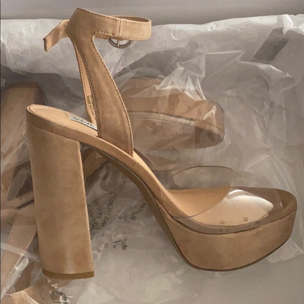 Bulky heeled heels